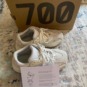 YEEZY ANALOG 700